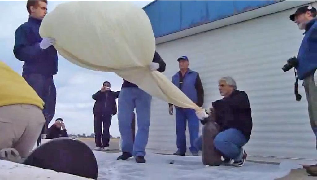 Cargando Helio en el Globo